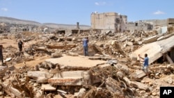 Warga mencari korban selamat di Derna, Libya, Rabu, 13 September 2023. (AP/Yousef Murad)