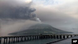 Erupsi Gunung Ruang terlihat dari pulau Tagulandang, Kamis, 18 April 2024. (AP/ Hendra Ambalao)