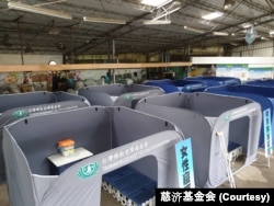 台湾宗教公益团体慈济基金会快速搭建安置隔屏，为花莲震灾区的灾民提供有隐私的避难空间。（照片提供:慈济基金会）