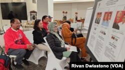 Saksi dari partai maupun paslon hadir untuk menyaksikan penghitungan suara di aula gedung Konsulat Jenderal Republik Indonesia (KJRI) Los Angeles. (Rivan Dwiastono/VOA)