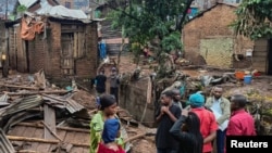 Des personnes se tiennent à côté des dégâts causés par des inondations meurtrières à Bukavu, en République démocratique du Congo, le 27 décembre 2023. Reuters / Crispin Kyala