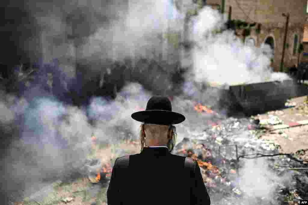 Yahudi ultra-Ortodoks membakar bahan-bahan beragi selama ritual Biur Chametz di distrik Mea Shearim Yerusalem, selama persiapan terakhir sebelum dimulainya hari raya Paskah Yahudi (Passover) selama seminggu. (AFP)&nbsp;