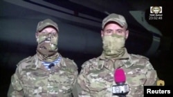 니제르에 도착한 러시아군 훈련관 2명이 TV 방송과 회견하고 있다. (자료사진)