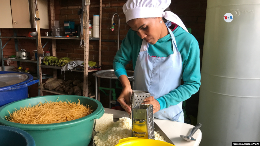 Cocinar para grupos numerosos requiere organización. Muchos padres llegan sin conocimientos, pero la madre encargada del comedor y, en general, el equipo de Alimenta la Solidaridad, se encarga de adiestrarlos y darles otras herramientas para formarlos.