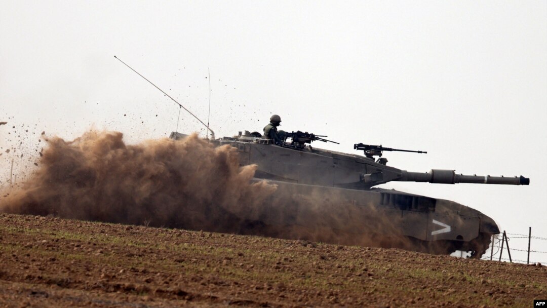 Tank tentara Israel terus menggempur Gaza di tengah pertempuran antara Israel dan kelompok militan Hamas, 7 Desember 2023. (Foto: AFP)