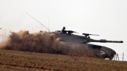Tank tentara Israel terus menggempur Gaza di tengah pertempuran antara Israel dan kelompok militan Hamas, 7 Desember 2023. (Foto: AFP)
