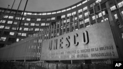 FILE - Kantor pusat UNESCO di Paris pada malam hari. (Foto: AP/Pierre Gleizes)