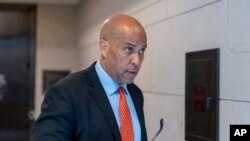 Senator Cory Booker pergi meninggalkan Gedung Capitol di Washington setelah menghadiri pertemuan singkat pada 19 April 2023. (Foto: AP/Alex Brandon)