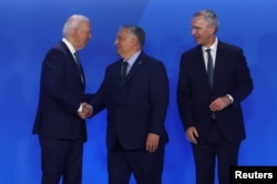 Premijer Mađarske Viktor Orban rukuje se sa predsednikom SAD Džoom Badenom, dok stoje zajedno sa generalnim sekretarom NATO-a Jensom Stoltenbergom, tokon samita NATO i obeležavanja 75. godišnjice NATO, u Vašingtonu, 10. jula 2024.