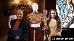 Penghargaan Bergengsi -- Rina (kiri) berpose bersama Jenny (kanan) usai Jenny menerima penghargaan “Genius of Gianni Versace” di Milan pada 2022 (Dokumentasi Istituto di Moda Burgo Indonesia)