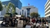 2月10日，参加悼念李文亮活动的异议人士在洛杉矶中领馆门口合影。(2024年2月10日，张木林洛杉矶拍摄。)