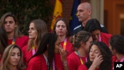 En foto del 22 de agosto del 2023, el presidente de la Federación de España Luis Rubiales con las jugadoras de la selección celebrando la victoria obtenida por el en la Copa Mundial en el Palacio de la Moncloa, Madrid. 