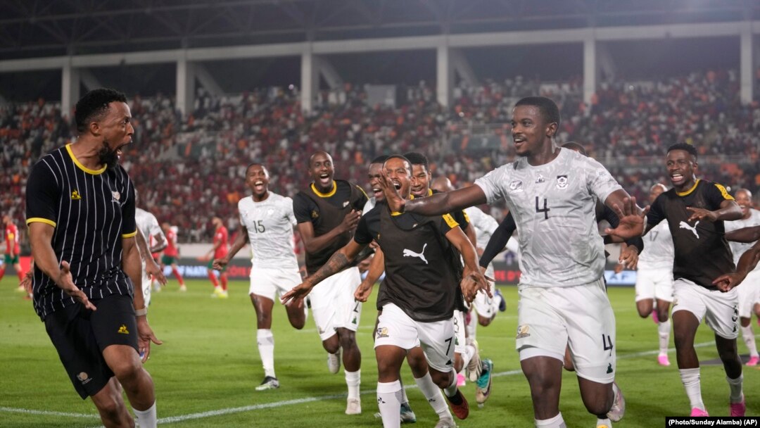 Jogadores sul-africanos celembram o golo de Teboho Mokoena, ante o Marrocos, 30 jan 2024 
