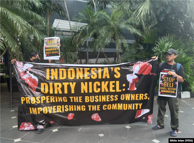 Aksi yang dilakukan oleh koalisi masyarakat sipil digelar di depan pintu masuk acara konferensi mineral kritis Indonesia 2024 psfs 11-13 Juni 2024 di Hotel Mulia, Senayan, Jakarta. (Foto: VOA/Ghita Intan)