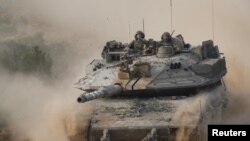 Um tanque israelita regressa do sul da faixa de Gaza, a 26 de fevereiro de 2024.