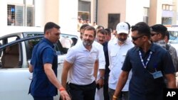 Pemimpin partai oposisi Kongres India Rahul Gandhi tiba di pengadilan di Surat, India, Kamis, 23 Maret 2023. (AP)