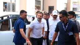 Pemimpin partai oposisi Kongres India Rahul Gandhi tiba di pengadilan di Surat, India, Kamis, 23 Maret 2023. (AP)