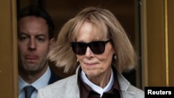 La acusadora de violación del expresidente de Estados Unidos, Donald Trump, E. Jean Carroll, sale de la Corte Federal de Manhattan en Nueva York, Estados Unidos, el 25 de abril de 2023.