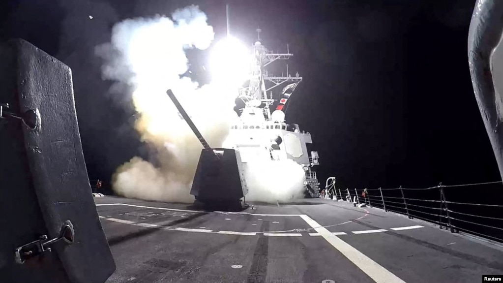 资料照片：美国格雷夫利号驱逐舰向也门胡塞武装发射陆地攻击战斧导弹。（2024年2月3日）(photo:VOA)