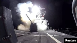 Rudal Tomahawk diluncurkan dari kapal perusak berpeluru kendali Angkatan Laut AS USS Gravely terhadap sasaran militer Houthi di Yaman, pada 3 Februari 2024. (Foto: Komando Pusat AS via Reuters)