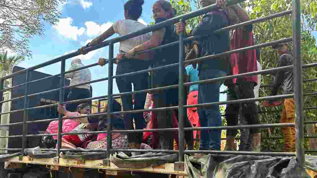 Transportan en un camión el jueves 22 de febrero a uno de los mineros fallecidos en el colapso de la mina. Varios de los cuerpos ya fueron entregados a sus familiares.