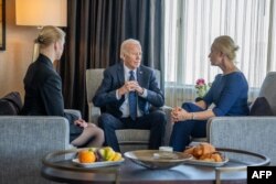 President AS Joe Biden bertemu dengan istri dari mendiang Alexey Navalny, Yulia Navalnaya (kanan) dan anaknya, Dasha Navalnaya, di San Francisco, California, pada 22 Februari 2024. (Foto: POTUS/Facebook)