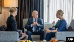 ABD Başkanı Joe Biden California’da, geçtiğimiz hafta hayatını kaybeden Rus muhalif lider Aleksey Navalni'nin eşi ve kızıyla biraraya gelerek, taziyelerini iletti. 