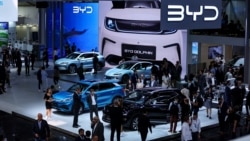 FILE - Para pengunjung melihat kendaraan listrik (EV) produksi China, BYD, sehari menjelang pembukaan resmi Munich Auto Show IAA Mobility 2023 di Munich, Jerman, 4 September 2023. (REUTERS/Leonhard Simon)