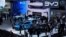 FILE - Para pengunjung melihat kendaraan listrik (EV) produksi China, BYD, sehari menjelang pembukaan resmi Munich Auto Show IAA Mobility 2023 di Munich, Jerman, 4 September 2023. (REUTERS/Leonhard Simon)