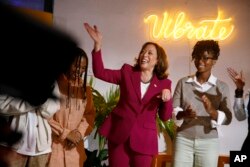 Wakil Presiden A.S. Kamala Harris, didampingi oleh artis Ghana, Baaba J (kanan), mengunjungi studio Vibration di taman skate freedom di Accra, Ghana, Senin 27 Maret 2023. (AP/Misper Apawu)