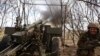 资料照片：一名乌军在乌克兰卢甘斯克州克雷米纳附近用榴弹炮轰击俄军阵地。(2023年4月5日)