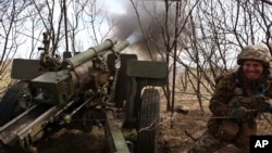 Seorang tentara Ukraina menembakkan howitzer ke posisi Rusia di dekat Kremenna, wilayah Luhansk, Ukraina, 5 April 2023. Pejabat AS berlomba menghapus dokumen perang yang bocor di sejumlah platform media sosial. (Foto: via AP)