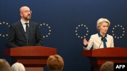 欧盟委员会主席乌尔苏拉·冯德莱恩（右）和欧洲理事会主席夏尔·米歇尔（左）在北京与中国领导人举行欧中峰会后召开记者会。（2023年12月7日）