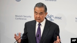 Menteri Luar Negeri China, Wang Yi, berbicara dalam Konferensi Keamanan Munich, di Munich, Jerman, pada 17 Februari 2024. (Foto: AP/Matthias Schrader)