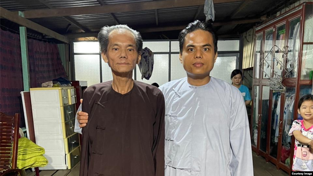 Ông Bùi Văn Trung và con trai Bùi Văn Thâm sau khi ra tù, cuối tháng 6/2023.
