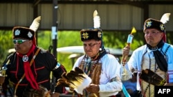 Masyarakat adat Amerika menari dan melakukan ritual saat menghadiri pertemuan budaya di pekan raya Comanche Nation di Lawton, Oklahoma, 30 September 2023. (CHANDAN KHANNA / AFP)