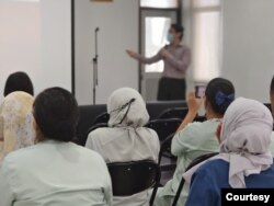 Salah satu psikolog mengadakan penyuluhan kepada peserta skrinning tentang pentingnya kesehatan mental. (Humas RSUD Taman Sari)