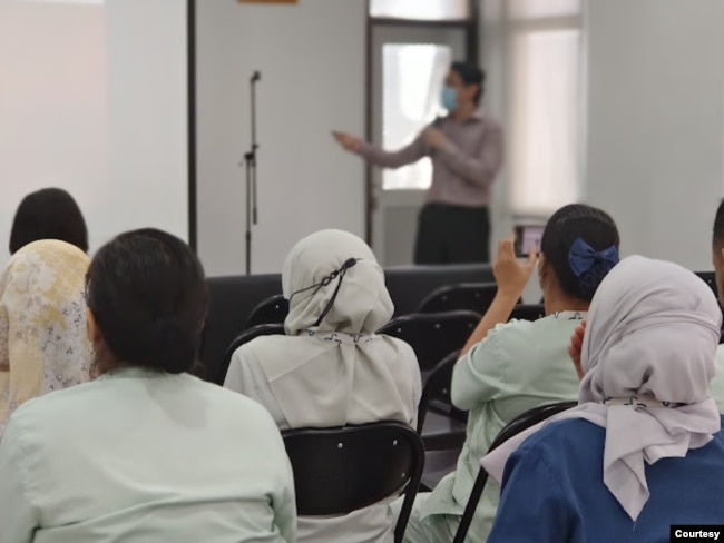 Salah satu psikolog mengadakan penyuluhan kepada peserta skrinning tentang pentingnya kesehatan mental. (Humas RSUD Taman Sari)