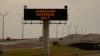 Papan iklan di pinggir jalanan utama Portland, Texas, mengumumkan peringatan badai yang akan memasuki wilayah negara bagian tersebut pada 7 Juli 2024. (Foto: AP/Eric Gay)