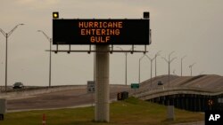 Papan iklan di pinggir jalanan utama Portland, Texas, mengumumkan peringatan badai yang akan memasuki wilayah negara bagian tersebut pada 7 Juli 2024. (Foto: AP/Eric Gay)