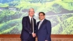 CEO của Apple, Tim Cook (trái), bắt tay Thủ tướng Việt Nam Phạm Minh Chính trong cuộc gặp tại Văn phòng Chính phủ ở Hà Nội hôm 16/4.