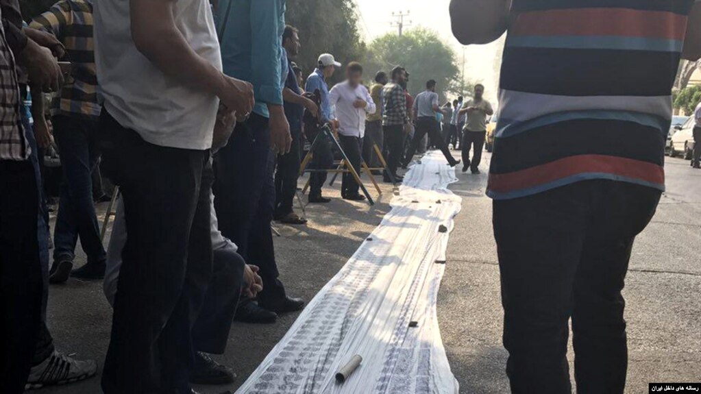اعتراضات کارگران گروه ملی صنعتی فولاد ایران در اهواز با پهن‌کردن سفره‌های خالی. آرشیو