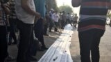 اعتراضات کارگران گروه ملی صنعتی فولاد ایران در اهواز با پهن‌کردن سفره‌های خالی (آرشیو)
