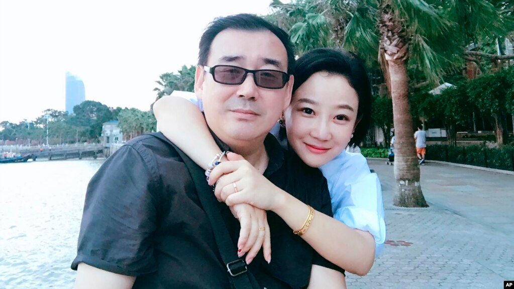 Nhà văn Dương Hằng Quân và vợ. Ảnh do ông Chongyi Feng công bố.
