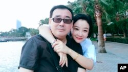 عکس آرشیوی از یانگ هنگجون، نویسنده استرالیایی در کنار همسرش