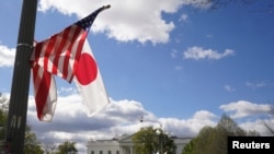 為了迎接日本首相岸田文雄訪美，華盛頓白宮附近的街頭已掛起美日兩國旗幟。（2024年4月5日）