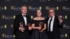 S lijeva, reditelj Christopher Nolan i producenti Emma Thomas i Charles Roven, dobitnici nagrade za najbolji film za 'Openheimer', poziraju za fotografije na 77. dodjeli filmskih nagrada Britanske akademije, u Londonu, 18. februara 2024. (Foto: Vianney Le Caer/Invision/AP)
