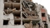 资料照片：在乌克兰切尔尼戈夫，救援人员在俄罗斯导弹袭击中被摧毁的建筑物现场工作。（2024年4月17日）