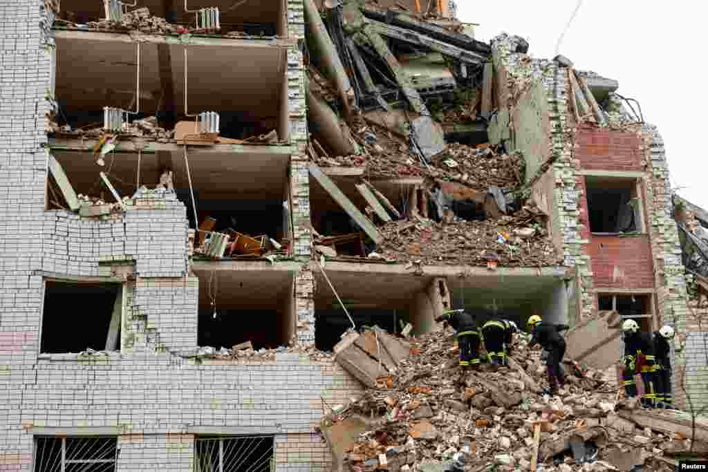 Los rescatistas trabajan en un edificio dañado durante el ataque ruso con misiles en Chernihiv, Ucrania, el 17 de abril de 2024. El ataque dañó varios edificios residenciales de varios pisos, un hospital, un centro educativo y decenas de automóviles privados, dijeron las autoridades.