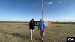 Nancy and Todd Whalen, owners of KDHN AM 1470, pose for a photo in Dimmitt, Texas. (Steve Herman/VOA)